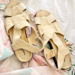 Vintage size 7.5 slip ons in cream.